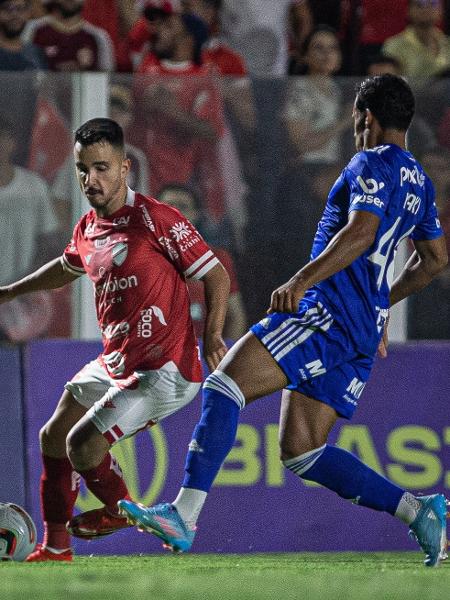 Matheuzinho e Kaiki brigam pela bola em Vila Nova x Cruzeiro, jogo da Série B - Isabela Azine/AGIF