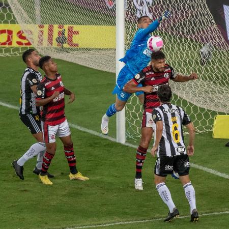 Santos, goleiro do Flamengo, soca a bola durante jogo contra Atlético-MG