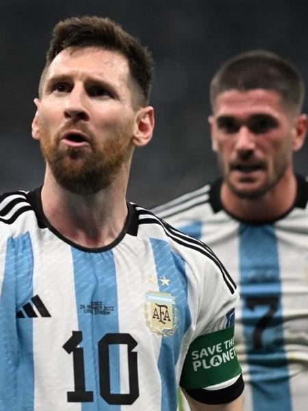 Messi comemora gol da Argentina ao lado de Rodrigo De Paul contra o México, pela Copa do Mundo do Qatar - Kirill KUDRYAVTSEV / AFP