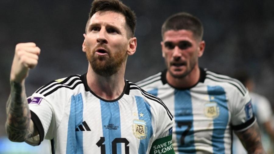 Messi comemora gol da Argentina ao lado de Rodrigo De Paul contra o México, pela Copa do Mundo do Qatar - Kirill KUDRYAVTSEV / AFP