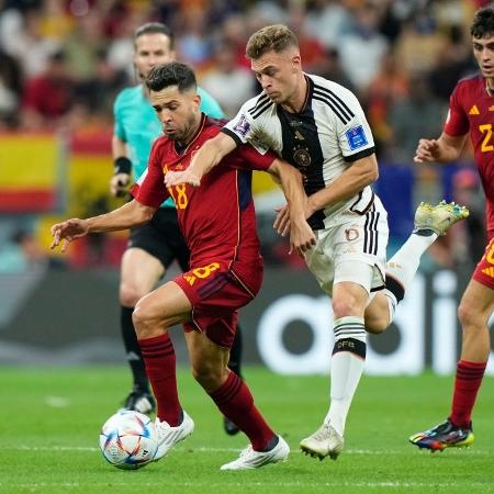 Alba e Kimmich disputam bola em Espanha x Alemanha pela Copa do Mundo - Jose Breton/Pics Action/NurPhoto via Getty Images