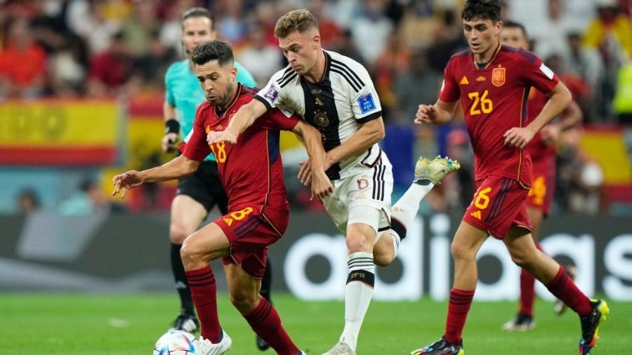 Alba e Kimmich disputam bola em Espanha x Alemanha pela Copa do Mundo - Jose Breton/Pics Action/NurPhoto via Getty Images