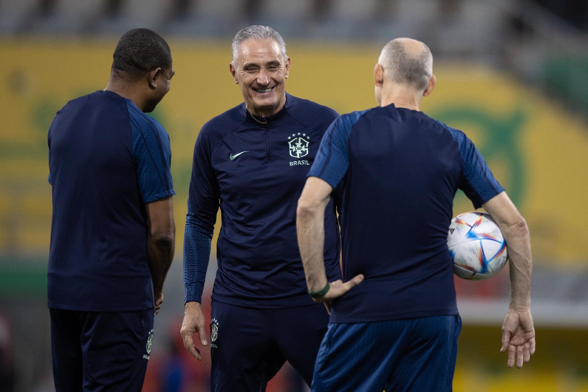 Tite conversa com Taffarel e César Sampaio no treino da seleção brasileira, à véspera do jogo com a Croácia - undefined