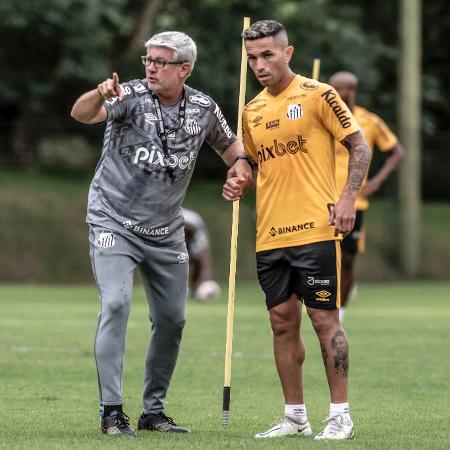 Odair Hellmann orienta Carabajal durante a pré-temporada do Santos. - Ivan Storti/Santos FC