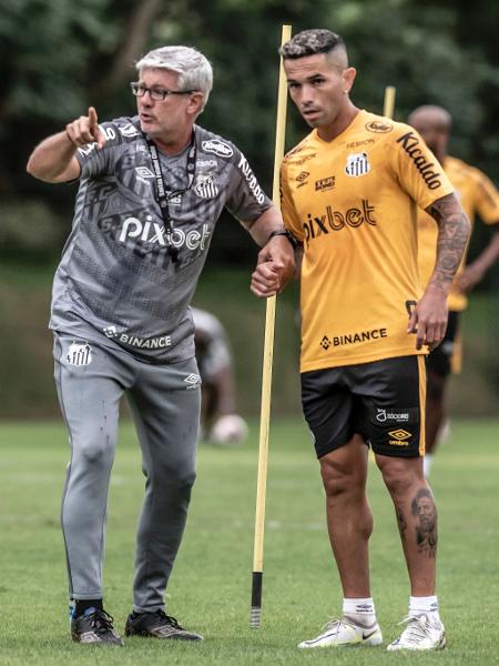 Odair Hellmann orienta Carabajal durante a pré-temporada do Santos. - Ivan Storti/Santos FC