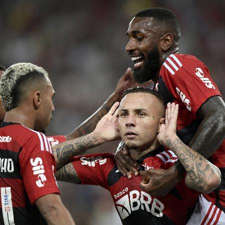 Jogadores do Flamengo comemoram gol de Cebolinha na partida contra o Fluminense, pelo Carioca - Jhonathan Jeferson/Estadão Conteúdo