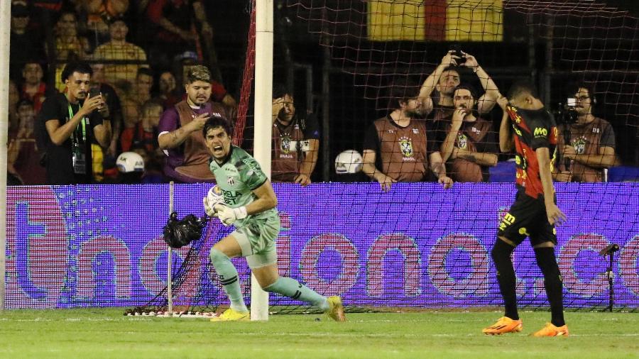 Richard comemora após defender cobrança de pênalti na final da Copa do Nordeste entre Sport e Ceará - MARLON COSTA/ESTADÃO CONTEÚDO