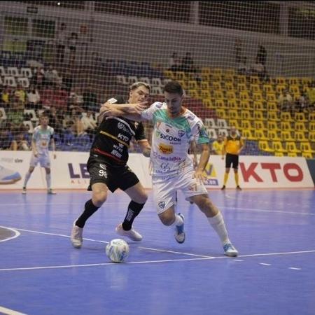 Disputa de bola no jogo entre Umuarama e Blumenau, pela Liga Futsal