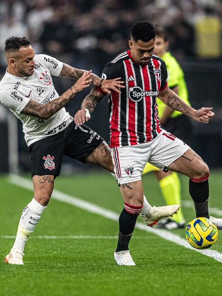 Maycon tenta desarmar Luciano em Corinthians x São Paulo, clássico da Copa do Brasil