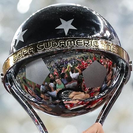 Taça da Sul-Americana; troféu é dado ao vencedor do torneio da Conmebol
