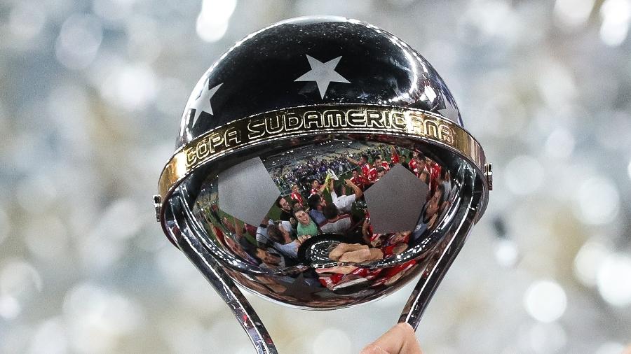 Taça da Sul-Americana; troféu é dado ao vencedor do torneio da Conmebol