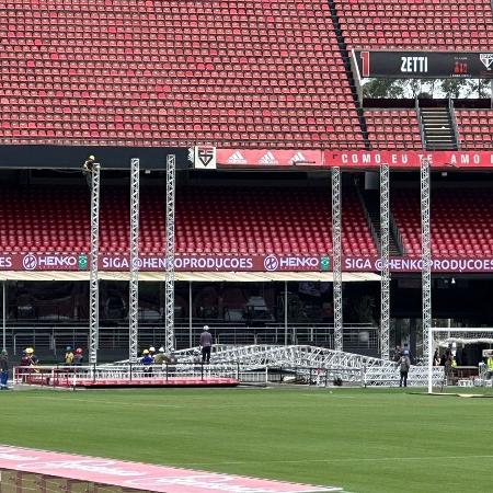 Estrutura montada atrás do gol do Morumbi para evento religioso