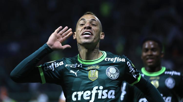 Breno Lopes, do Palmeiras, comemora após marcar contra o Goiás