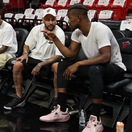 Neymar e Jimmy Butler conversando antes de partida pela NBA Finals de 2023