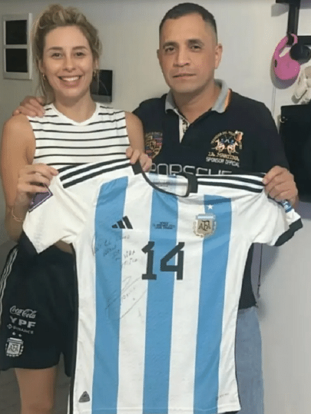 Yésica Frías, ex-mulher de Exequiel Palacios, posa com comprador de camisa