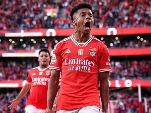 Sob olhar de Dorival, brasileiros marcam e mantêm Benfica vivo no Português