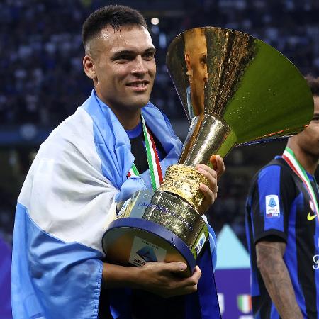 Lautaro Martínez, da Inter de Milão, com a taça do Campeonato Italiano - DeFodi Images/DeFodi Images via Getty Images