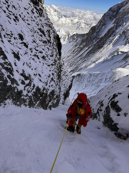 Olívia Bonfim durante trajeto do Double Head - escalar o Everest e o Lhotse em 24 horas