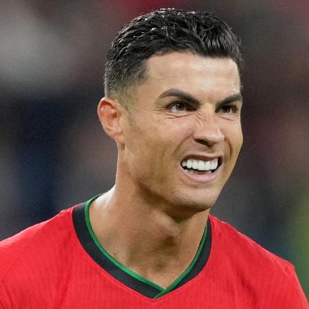 Cristiano Ronaldo se lamenta durante Portugal x França pela Eurocopa