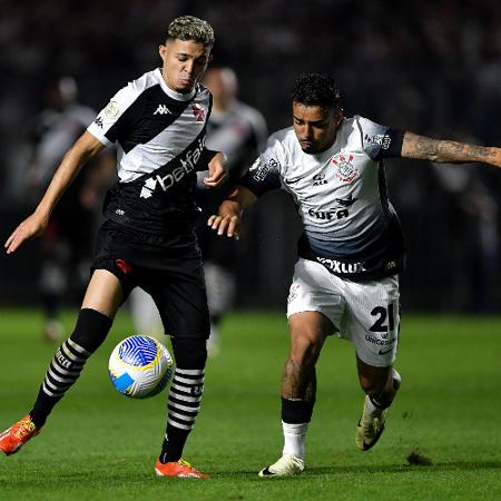 Adson e Matheus Bidu disputam a bola durante Vasco x Corinthians, pelo Brasileirão