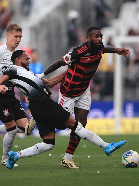 Martínez e Gerson disputam a bola em Corinthians x Flamengo, duelo do Campeonato Brasileiro