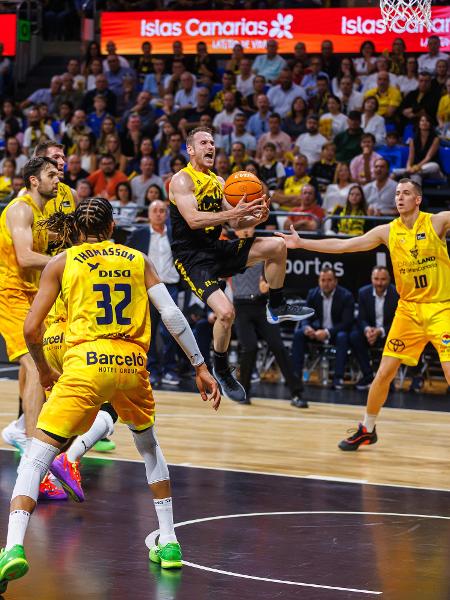 Marcelinho Huertas em ação na partida entre La Laguna Tenerife e Gran Canaria