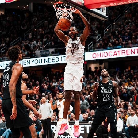 Evan Mobley, do Cleveland Cavaliers, enterra em vitória contra o Brooklyn Nets