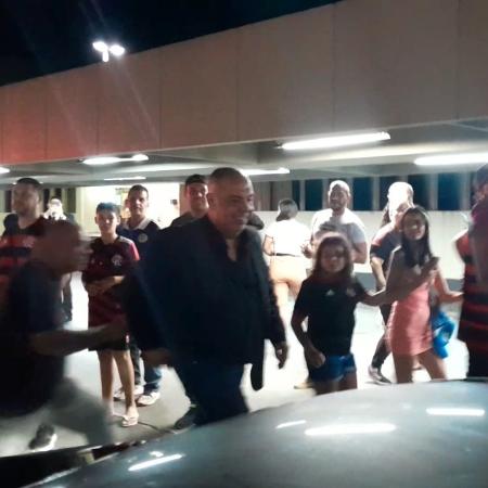 Marcos Braz é alvo de protesto de torcedores do Flamengo em desembarque após título da Copa do Brasil