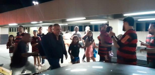 Flamengo chega ao Rio com permanência de Gabigol e manifestações contra Marcos Braz.