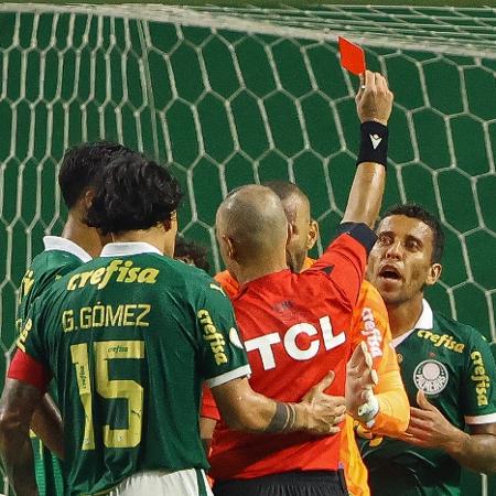 Marcos Rocha, do Palmeiras, foi expulso no segundo tempo por tapa em Igor Jesus - JOISEL AMARAL/AGIF