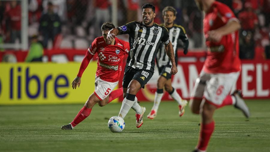 Hulk em ação durante jogo entre Cienciano e Atlético-MG na Sul-Americana Hulk em ação durante jogo entre Cienciano e Atlético-MG na Sul-Americana