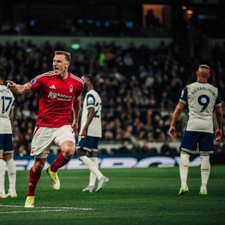 Chris Wood marca para o Nottingham Forest contra o Tottenham Hotspur Chris Wood marca para o Nottingham Forest contra o Tottenham Hotspur