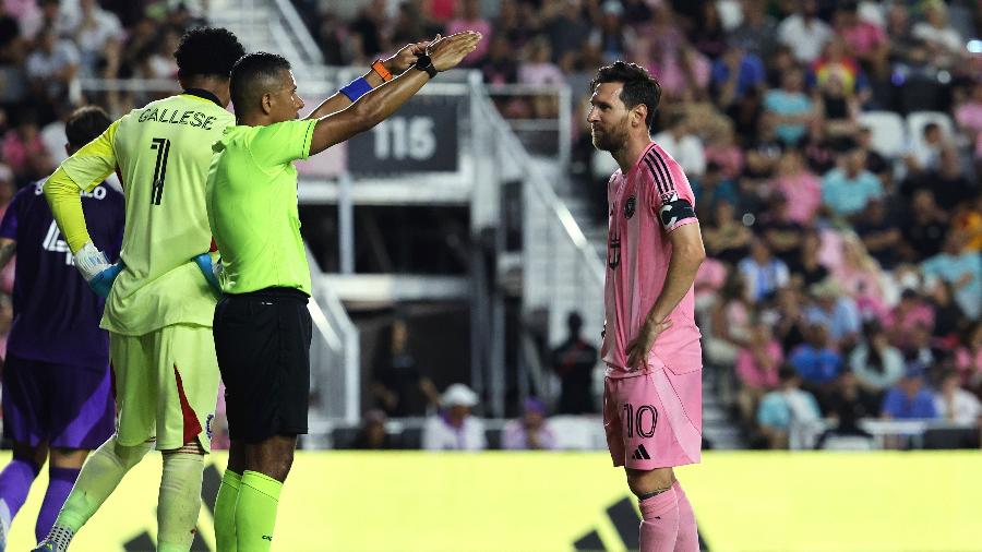 Lionel Messi reclama com a arbitragem durante jogo entre Inter Miami e Orlando City, pela MLS - Leonardo Fernandez/Getty Images