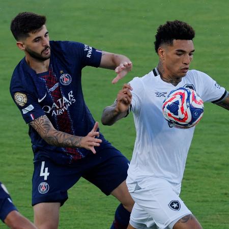 Beraldo, do PSG, e Igor Jesus, do Botafogo, em ação durante jogo do Mundial Beraldo, do PSG, e Igor Jesus, do Botafogo, em ação durante jogo do Mundial
