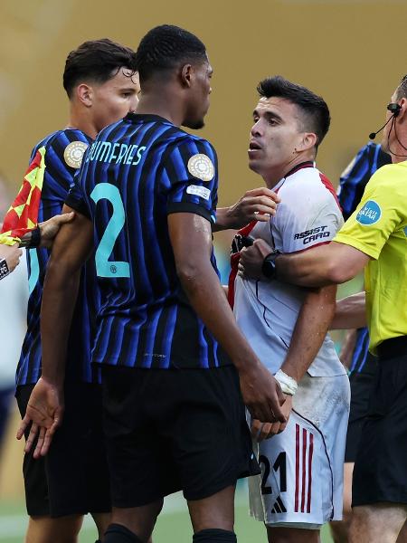 Dumfries, da Inter de Milão, e Acuña, do River Plate, se estranharam durante jogo do Mundial Dumfries, da Inter de Milão, e Acuña, do River Plate, se estranharam durante jogo do Mundial