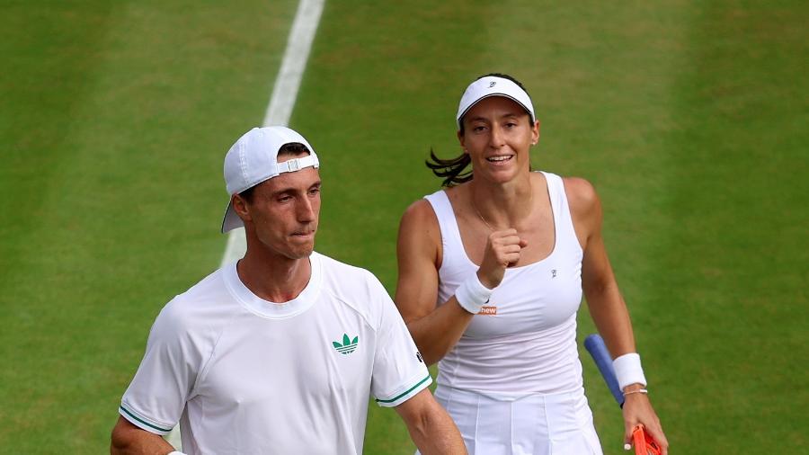 Luisa Stefani e Joe Salisbury comemoram durante jogo das duplas mistas em Wimbledon Luisa Stefani e Joe Salisbury comemoram durante jogo das duplas mistas em Wimbledon
