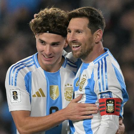 Messi abraça Alvarez após marcar em Argentina x Venezuela, duelo das Eliminatórias Messi abraça Alvarez após marcar em Argentina x Venezuela, duelo das Eliminatórias