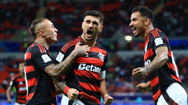 Danilo celebra gol em Flamengo x Pyramids, confronto do Mundial