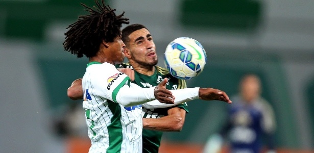 Gabriel e Willian Barbio disputam bola na partida entre Palmeiras e Chapecoense - Ernesto Rodrigues/Folhapress