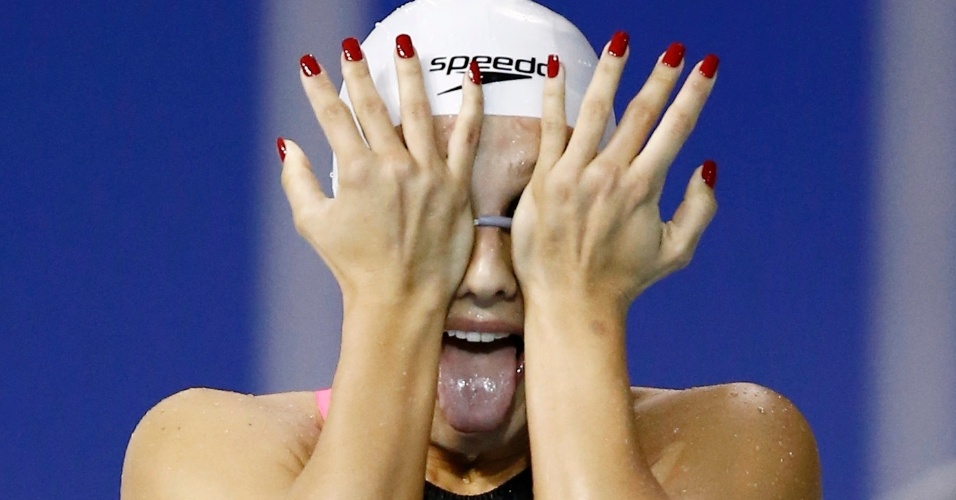 Canadense Michelle Williams faz careta antes de cair na água para as eliminatórias dos 100 m livre