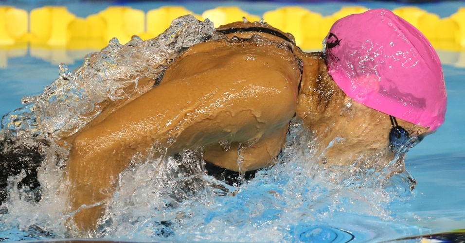 Daynara de Paula cai na água para a bateria eliminatória dos 100m borboleta