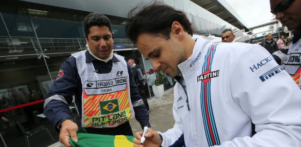 Felipe Massa dá autógrafo em Interlagos antes de treinos de sábado (12)  - REUTERS/Paulo Whitaker