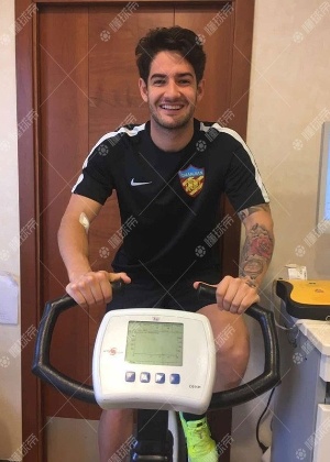 Pato faz exames médicos para assinar com Tianjin e vestiu camisa do clube - Reprodução/dongqiudi