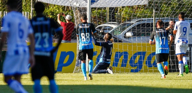 Marcelo Grohe comemora defesa de pênalti em jogo do Grêmio contra o Cruzeiro-RS - Lucas Uebel/UOL