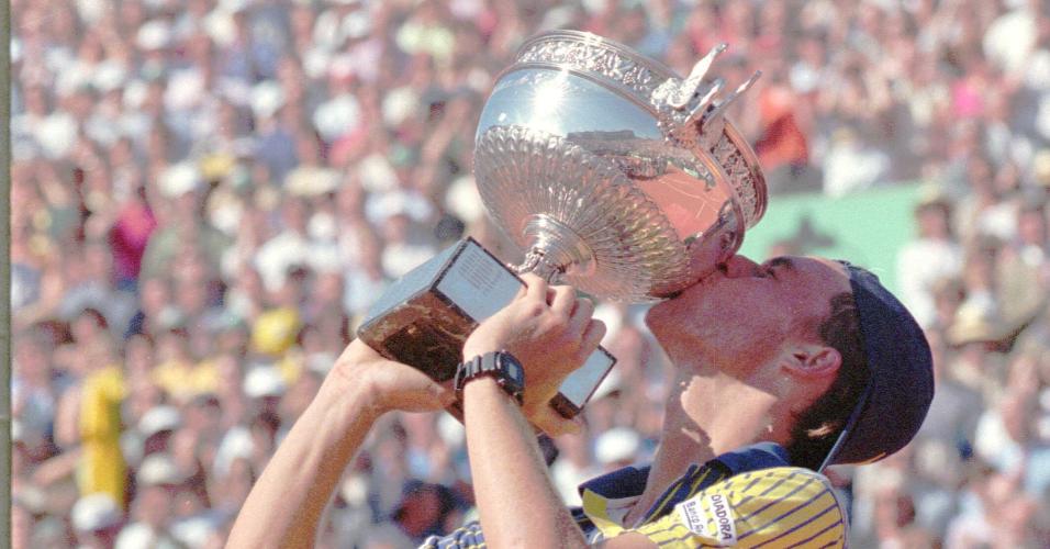 Gustavo Kuerten levanta troféu de Roland Garros em 1997