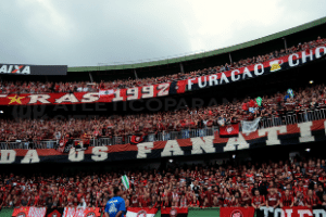 Athletico ou Coritiba? Criança escolhe time após ver jogos nos estádios