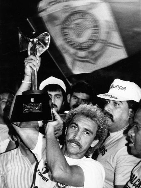 Biro-Biro levanta taça do Campeonato Paulista de 1988 - Sérgio Tomisaki/Folhapress