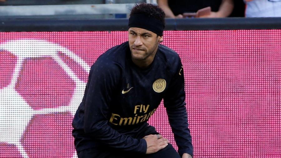 Neymar realiza aquecimento antes de jogo entre Montpellier e PSG - Jean-Paul Pelissier/Reuters