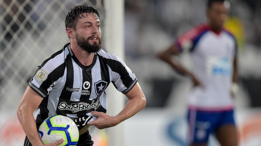 João Paulo marcou gol na última rodada e mostrar estar recuperando forma no Botafogo - Thiago Ribeiro/AGIF