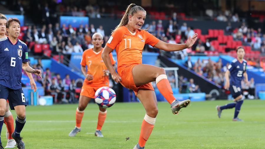 Lieke Martens toca de calcanhar para abrir o placar para a Holanda contra o Japão - Charlotte Wilson/Offside/Offside via Getty Images